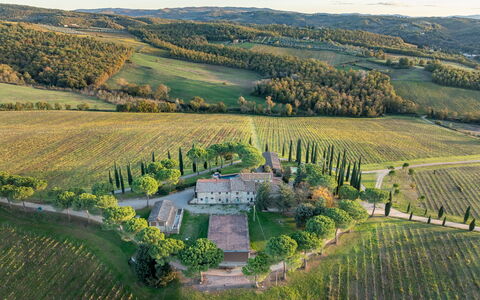 Passignano: Landschap, Landgoed, Plain, Land Lot, Landelijk Gebied, Plantage, Veld, Vogelperspectief, Herenhuis, Dorp