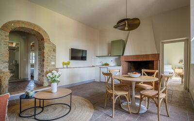 Relais Badia a Passignano - Appartamento Syrah: Meubilair, Interieur Ontwerp, Stoel, Flooring, Verlichting, Tafel, Verdieping, Plafond, Keuken En Eettafel, Woonkamer