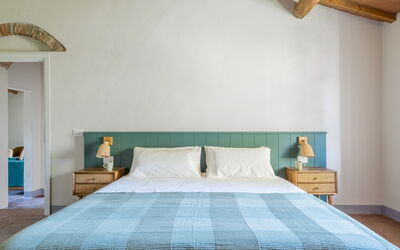 Relais Badia a Passignano - Appartamento Merlot: Meubilair, Bed, Interieur Ontwerp, Slaapkamer, Bedding, Laken, Hout, Linens, Flooring, Verdieping