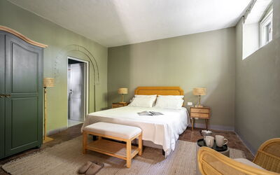 Relais Badia a Passignano - Appartamento Sangioves: Meubilair, Bed, Muur, Interieur Ontwerp, Slaapkamer, Verdieping, Flooring, Hout, Laken, Bedding