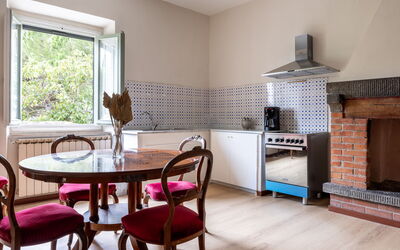 Relais Badia a Passignano - Appartamento Prosecco: Interieur Ontwerp, Flooring, Meubilair, Verdieping, Hout, Kamer, Plafond, Verlichting, Keuken, Huis