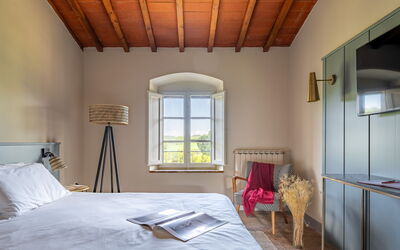 Relais a Badia a Passignano - Appartamento Tempran: Muur, Meubilair, Interieur Ontwerp, Slaapkamer, Bed, Plafond, Huis, Flooring, Verdieping, Verlichting