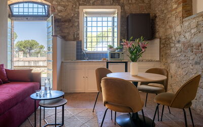 Relais Badia a Passignano - Appartamento Pinot Gri: Meubilair, Muur, Interieur Ontwerp, Tafel, Stoel, Flooring, Verdieping, Woonkamer, Keuken En Eettafel, Kamer