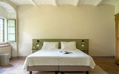 Relais Badia a Passignano - Appartamento Montepulc: Meubilair, Bed, Interieur Ontwerp, Slaapkamer, Muur, Flooring, Verdieping, Laken, Bedding, Plafond