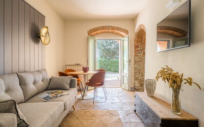 Relais Badia a Passignano - Appartamento Nebbiolo: Meubilair, Muur, Interieur Ontwerp, Flooring, Bankstel, Verdieping, Verlichting, Woonkamer, Tafel, Kamer