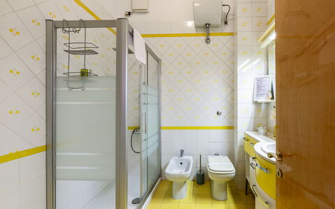 Casa Ballerini: Interieur Ontwerp, Flooring, Loodgieterswerkinrichting, Geel, Verdieping, Badkamer, Toilet, Loodgieter, Wc Bril, Tegel