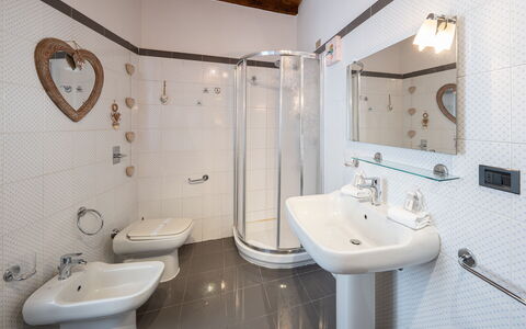 Dafne Suite: Interieur Ontwerp, Loodgieterswerkinrichting, Flooring, Badkamer, Verdieping, Kraan, Wastafel, Loodgieter, Kamer, Meubilair