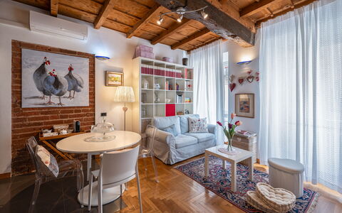 Dafne Suite: Meubilair, Interieur Ontwerp, Muur, Flooring, Verdieping, Tafel, Plafond, Kamer, Bankstel, Woonkamer