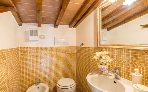 Antica Villa Della Lana: Muur, Flooring, Interieur Ontwerp, Verdieping, Loodgieterswerkinrichting, Plafond, Badkamer, Loodgieter, Huis, Kraan