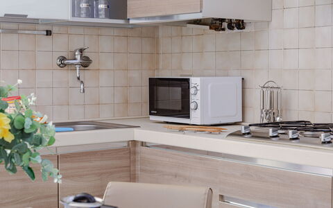 Suite Acquamare: Keuken, Countertop, Toestel Van De Keuken, Meubilair, Cabinetry, Interieur Ontwerp, Wastafel, Flooring, Hout, Major Appliance