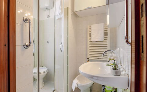 Suite Acquamare: Interieur Ontwerp, Verdieping, Flooring, Kamer, Meubilair, Wastafel In De Badkamer, Loodgieterswerkinrichting, Wastafel, Toilet, Plafond