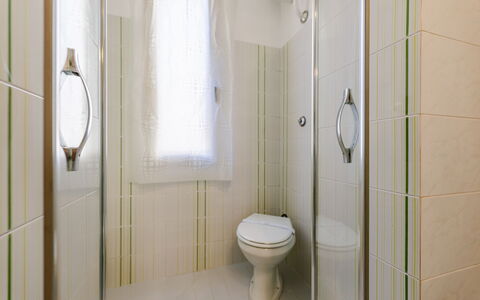 Suite Acquamare: Badkamer, Loodgieterswerkinrichting, Toilet, Wc Bril, Flooring, Verdieping, Interieur Ontwerp, Wastafel In De Badkamer, Loodgieter, Wastafel