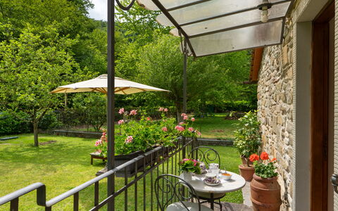 Villa Fornaci: Meubilair, Stoel, Buitenmeubels, Buitentafel, Bloempot, Kamerplant, Tuin, Verblijf, Schaduw, Werf