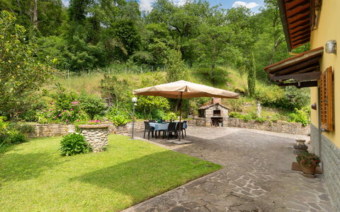 Villa Fornaci: Meubilair, Flagstone, Tuin, Buitenmeubels, Backyard, Schaduw, Landscaping, Stoel, Eco Hotel, Werf