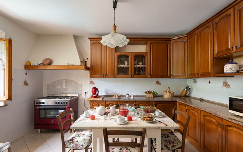 Villa Fornaci: Meubilair, Keuken, Interieur Ontwerp, Cabinetry, Hout, Countertop, Flooring, Toestel Van De Keuken, Kamer, Kast