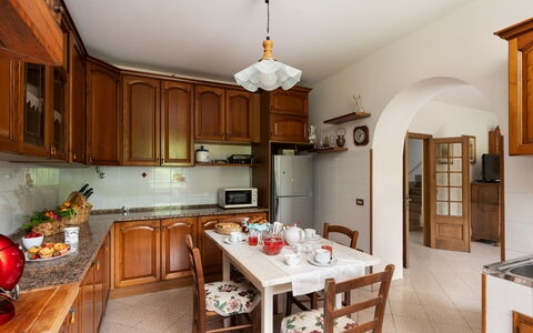 Villa Fornaci: Meubilair, Keuken, Interieur Ontwerp, Countertop, Cabinetry, Toestel Van De Keuken, Hout, Flooring, Plafond, Kamer