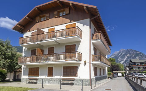 Bormio 16: Balkon, Bergketen, Alpen, Bergdorp