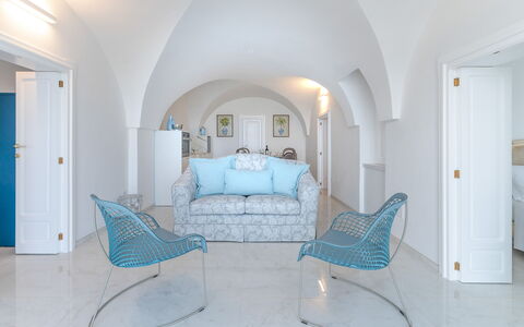 Villa Augusta Vista Mare: Blauw, Meubilair, Interieur Ontwerp, Bankstel, Flooring, Verdieping, Woonkamer, Stoel, Tafel, Kamer