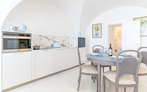 Villa Augusta Vista Mare: Interieur Ontwerp, Meubilair, Flooring, Verdieping, Kamer, Appartement, Stoel, Cabinetry, Keuken En Eettafel, Keuken