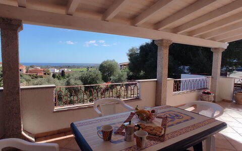 La Casetta Di Greise: Meubilair, Verdieping, Tafel, Veranda, Buitenmeubels, Stoel, Schaduw, Balkon, Kolom, Beits