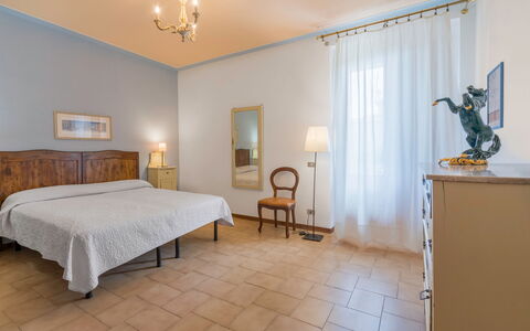 Il Campino, Pool, Montaione: Flooring, Verdieping, Slaapkamer, Interieur Ontwerp, Meubilair, Bed, Plafond, Laken, Kamer, Verlichting