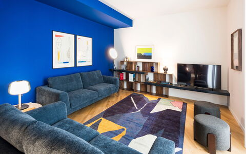 Il Monumento: Meubilair, Blauw, Interieur Ontwerp, Flooring, Muur, Bankstel, Verdieping, Plafond, Woonkamer, Kamer