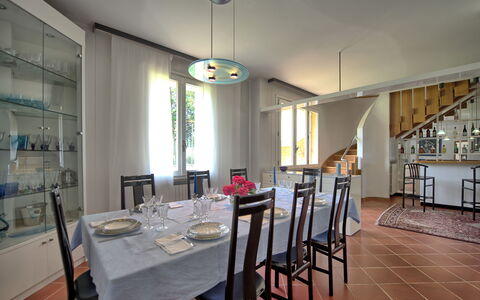 Villa Adriana: Meubilair, Interieur Ontwerp, Flooring, Plafond, Tafel, Stoel, Eetkamer, Lichte Inrichting, Keuken En Eettafel, Verlichting