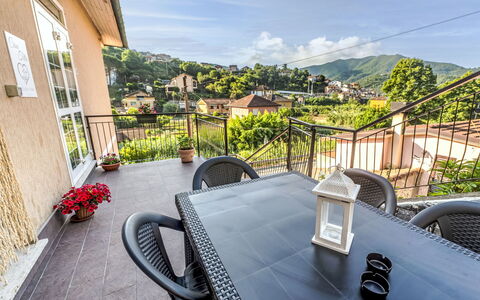 Titta: Balkon, Buitenmeubels, Stoel, Hek, Veranda, Eco Hotel, Kamerplant, Buitentafel, Villa
