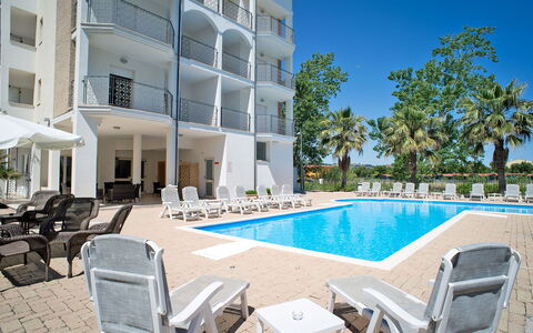Tortoreto Apartment Close To The Sea, Ac,wi -fi: Blauw, Zwembad, Samengesteld Materiaal, Buitenmeubels, Schaduw, Toevlucht, Ligstoel, Hotel, Balkon