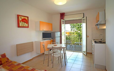 Tortoreto Apartment Close To The Sea, Ac,wi -fi: Appartement, Stoel, Balkon, Schaduw, Werf, Buitenmeubels, Keuken En Eettafel, Backyard, Kamerplant