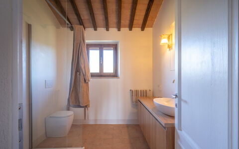 Casale Sunset: Muur, Flooring, Loodgieterswerkinrichting, Verdieping, Hout, Badkamer, Interieur Ontwerp, Plafond, Architectuur, Kraan