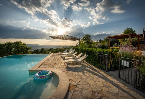 Casale Sunset: Zwembad, Landschap, Zonlicht, Eco Hotel, Toevlucht, Buitenmeubels, Vrije Tijd, Landscaping, Avond, Paraplu