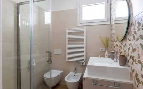 Perla Costa Conero: Badkamer, Wastafel In De Badkamer, Interieur Ontwerp, Flooring, Loodgieterswerkinrichting, Verdieping, Muur, Wastafel, Toilet, Kraan