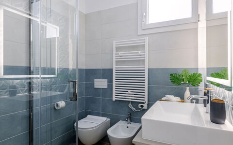 Brezza Costa Conero: Flooring, Loodgieterswerkinrichting, Interieur Ontwerp, Verdieping, Badkamer, Toilet, Wastafel, Wc Bril, Kraan, Tegel