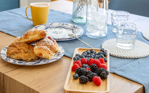 Brezza Costa Conero: Voedsel, Tableware, Serveware, Dishware, Drinkware, Fruit, Ingrediënt, Tafel, Bord, Kop