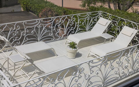 Villa Solaris: Balkon, Bloempot, Metaal, Ijzer, Leuning, Buitenmeubels, Kamerplant, Baluster, Staal, Buitentafel