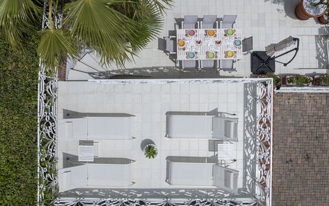 Villa Solaris: Meubilair, Buitenmeubels, Stoel, Tafel, Buitentafel, Bloempot, Schaduw, Balkon, Binnenplaats