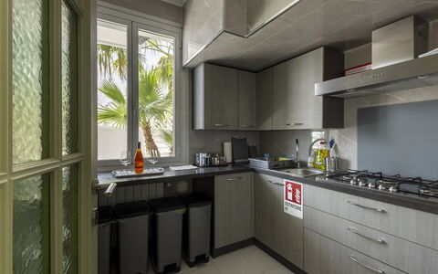 Villa Solaris: Toestel Van De Keuken, Keuken, Countertop, Major Appliance, Fornuis, Cabinetry, Huishoudapparatuur, Meubilair, Fornuis, Interieur Ontwerp