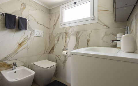 Villa Solaris: Flooring, Loodgieterswerkinrichting, Verdieping, Badkamer, Interieur Ontwerp, Wc Bril, Toilet, Loodgieter, Kraan, Wastafel