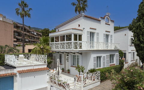 Villa Solaris: Venster, Woongebied, Huis, Facade, Huis, Balkon, Menselijke Nederzetting, Landgoed, Hacienda, Veranda