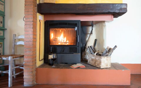 Il Canto Del Maggio: Meubilair, Kamer, Haard, Beits, Woonkamer, Hardwood, Warmte, Houtkachel, Fireplace, Lamp