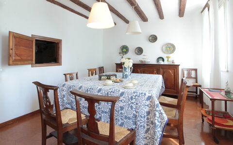 Casa Ballo delle Streghe, Garden, Montebelluna: Meubilair, Interieur Ontwerp, Hout, Eetkamer, Tafel, Flooring, Keuken En Eettafel, Stoel, Kamer, Verlichting