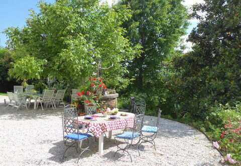 Casa Ballo delle Streghe, Garden, Montebelluna: Meubilair, Stoel, Tafel, Buitenmeubels, Tuin, Struik, Buitentafel, Schaduw, Keuken En Eettafel