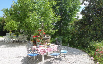 Casa Ballo delle Streghe, Garden, Montebelluna: Meubilair, Stoel, Tafel, Buitenmeubels, Tuin, Struik, Buitentafel, Schaduw, Keuken En Eettafel