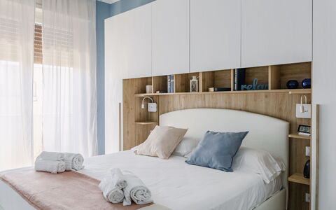 Altamarea Apartment: Meubilair, Bed, Slaapkamer, Interieur Ontwerp, Bedding, Laken, Hout, Linens, Kamer, Verdieping