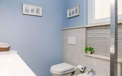 Altamarea Apartment: Blauw, Badkamer, Loodgieterswerkinrichting, Flooring, Wc Bril, Toilet, Interieur Ontwerp, Verdieping, Loodgieter, Kraan