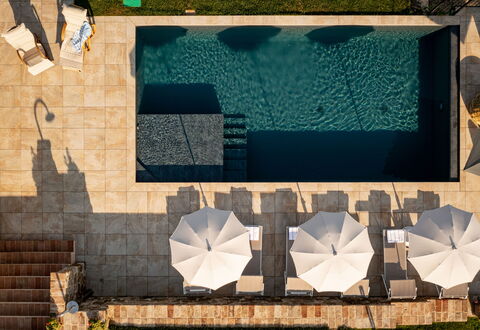 Casale Isidoro: Zwembad, Samengesteld Materiaal, Buitenmeubels, Ligstoel, Schaduw, Waterpartij, Hardwood, Flagstone, Tegel, Binnenplaats