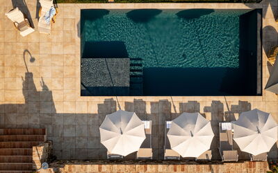 Casale Isidoro: Zwembad, Samengesteld Materiaal, Buitenmeubels, Ligstoel, Schaduw, Waterpartij, Hardwood, Flagstone, Tegel, Binnenplaats