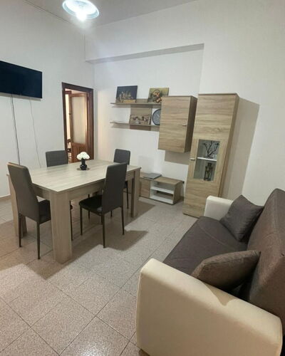 Appartamento in Centro: Meubilair, Hout, Flooring, Verdieping, Interieur Ontwerp, Kamer, Woonkamer, Stoel, Hardwood, Beits