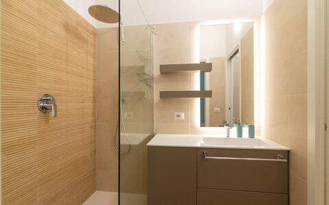 Vittoria Suite: Badkamer, Interieur Ontwerp, Flooring, Wastafel In De Badkamer, Verdieping, Loodgieterswerkinrichting, Muur, Spiegel, Badkamerkast, Hout